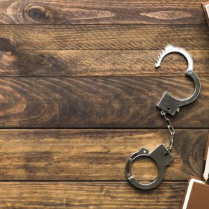 flat-lay-frame-with-books-handcuffs_5128184